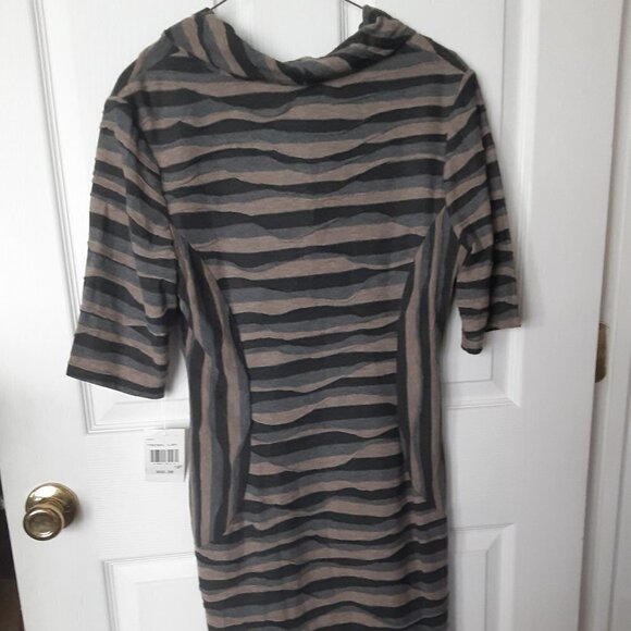 Connected dress. Size 10P Black, Beige and Gray. Three quartered length sleeves - Picture 4 of 4